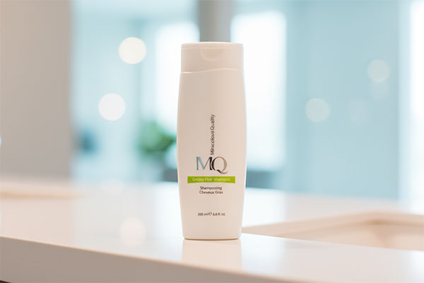 شامپو موهای چرب ام کیو روی پیشخوان حمام