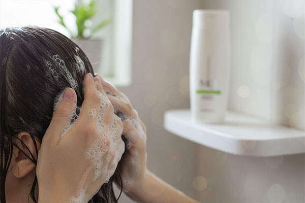 شستشوی مو با شامپو موهای چرب ام کیو