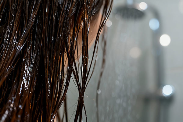 موهای درخشان و نرم پس از استفاده از شامپو مورینگا ۲