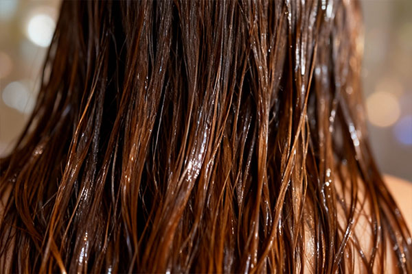 موهای درخشان و نرم پس از استفاده از شامپو هیر واتر موهای رنگ شده کامان