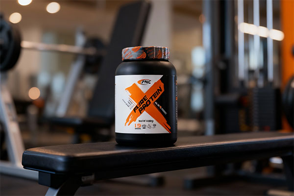 تصویر پودر پیور پروتئین کارن در محیط ورزشی