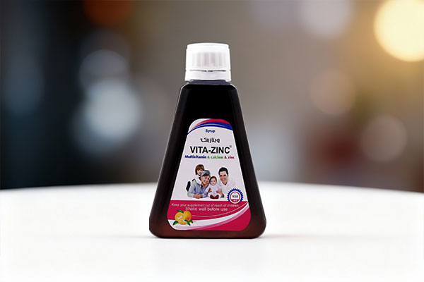 بطری شربت ویتا زینک خوارزمی روی سطح سفید