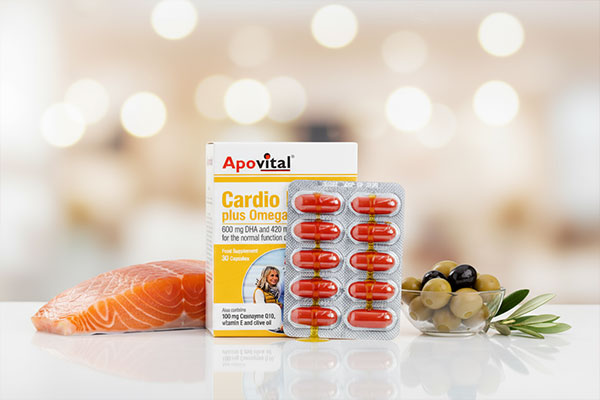 بطری مکمل سلامت قلب با مواد طبیعی مانند ماهی و زیتون برای کاردیو فیت