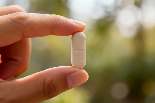 تصویر قرص سلن کروم زینک ویتامین لایف در دست