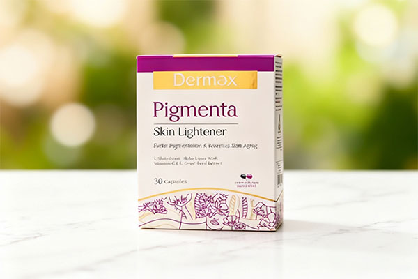 کپسول پیگمنتا درمکس مکمل روشن کننده پوست روی سطح مرمر سفید