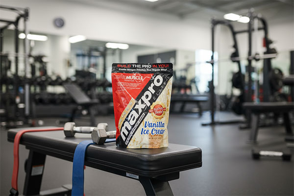 پودر مکس پرو الیت مکس ماسل در محیط ورزشی