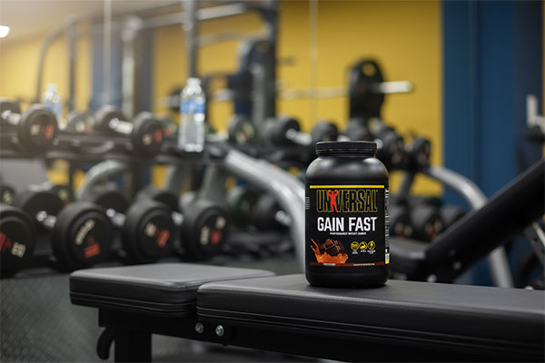 پودر گینر یونیورسال نوتریشن 2270 گرمی در محیط باشگاه