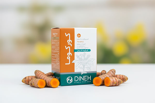 قرص زردچوبه کورکوما دینه روی سطح سفید با ریشه زردچوبه