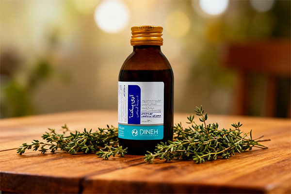 شربت آوی پکت دینه با عصاره آویشن روی میز چوبی