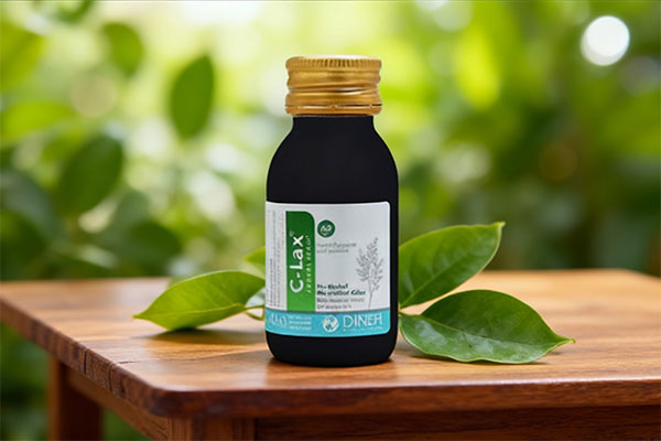 شربت سی لاکس دینه روی میز چوبی با برگ‌های سبز