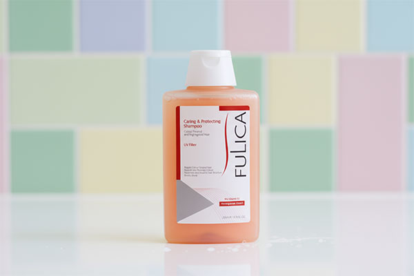 شامپو موهای رنگ شده فولیکا روی پیشخوان حمام