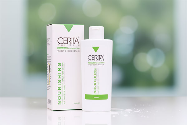 شامپو جوانه گندم سریتا روی پیشخوان حمام