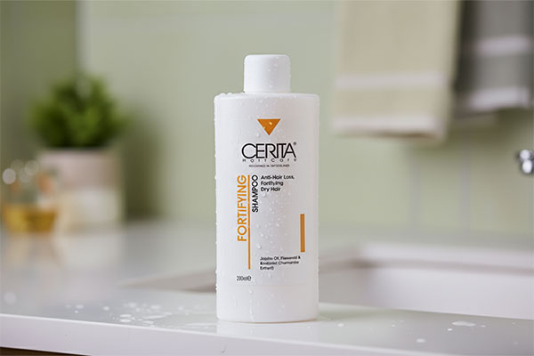 شامپو تقویت کننده موهای خشک سریتا روی پیشخوان حمام