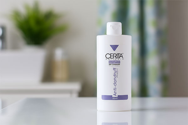 شامپو ضد شوره موهای خشک سریتا روی پیشخوان حمام