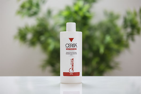 شامپو ضد ریزش مینوتا سریتا برای موهای چرب روی پیشخوان حمام