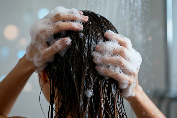 شامپو ضد ریزش مینوتا سریتا برای موهای چرب روی پیشخوان حمام