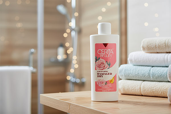 شامپو موهای خشک و آسیب دیده سریتا روی قفسه حمام