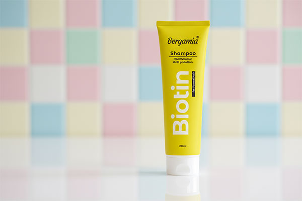 شامپو مولتی ویتامین و ضدآلودگی موهای معمولی برگامیا روی پیشخوان حمام