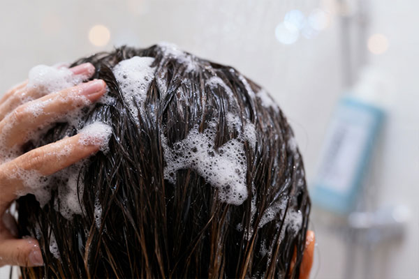 شستشوی مو با شامپو ضد شوره و تقویت کننده موی چرب درمالوگ