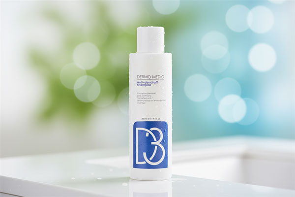 شامپو ضد شوره D3 درمومدیک روی پیشخوان حمام