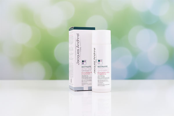 شامپو تقویت کننده بیوتین و کلاژن ژاک آندرل روی پیشخوان حمام