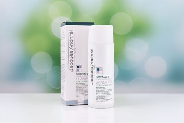 شامپو تقویت کننده بیوتین و کلاژن موهای چرب ژاک آندرل روی پیشخوان حمام