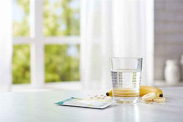 ساشه پی برن دینه با لیوان آب