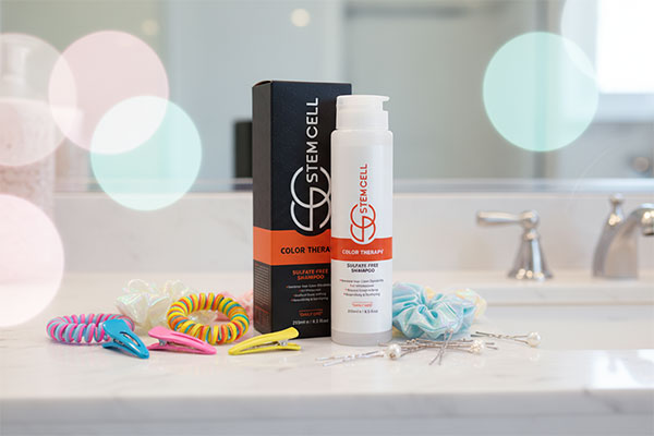 شامپو موهای رنگ شده استم سل روی پیشخوان حمام