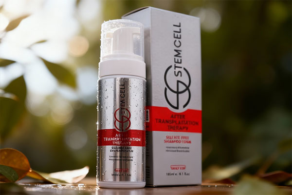 نمای نزدیک شامپو استم سل بعد از کاشت مو با قطرات آب