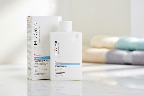 شامپو پوست سر خشک اگزومید سی گل روی پیشخوان حمام