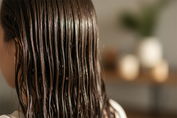 شامپو کف سر چرب و ساقه مو خشک ژیناژن روی پیشخوان حمام