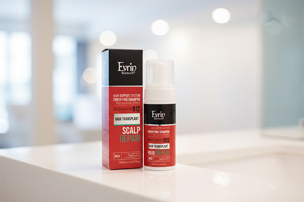 شامپو فوم موهای کاشته شده کف سر حساس اورین روی پیشخوان حمام