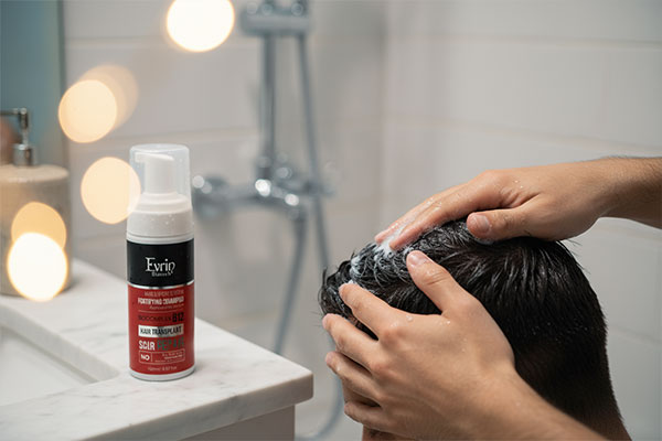 استفاده از شامپو فوم کاشت مو حساس اورین روی موهای خیس