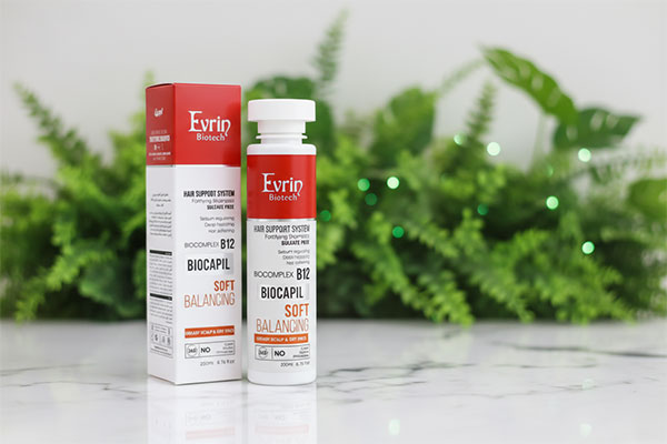 شامپو تقویت کننده پوست سر چرب و موی خشک بایوکاپیل اورین روی پیشخوان حمام