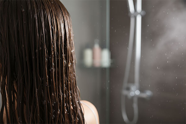 موهای براق و نرم پس از استفاده از شامپو اورین کف سر چرب ساقه خشک