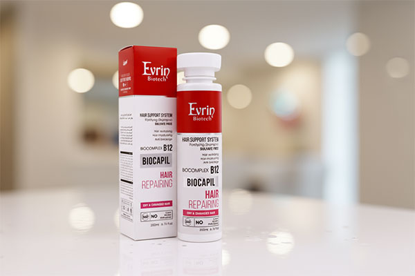 شامپو تقویت کننده موهای خشک بایوکاپیل اورین روی پیشخوان حمام