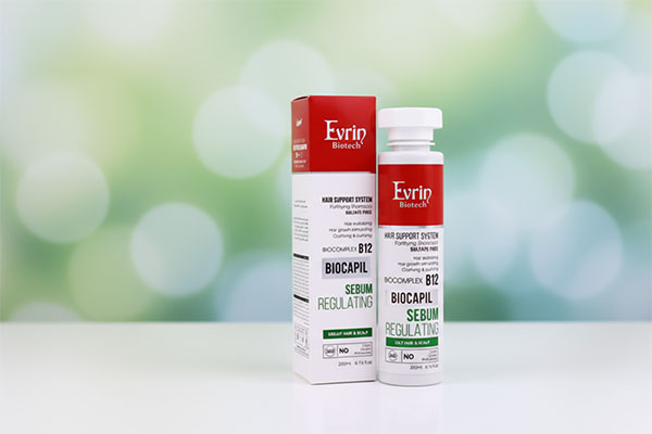 شامپو تقویت کننده موهای چرب بایوکاپیل اورین روی پیشخوان حمام