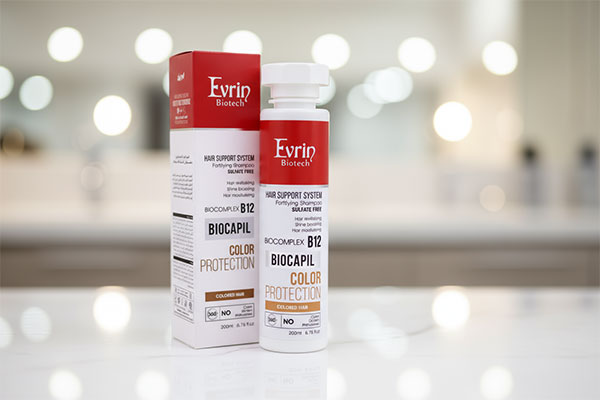 شامپو تقویت کننده موهای رنگ شده بایوکاپیل اورین روی پیشخوان حمام