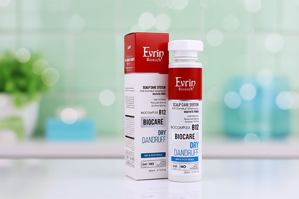 شامپو ضد شوره اورین برای موهای خشک روی پیشخوان حمام