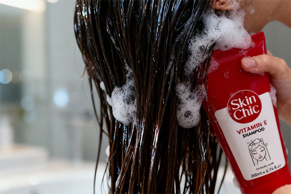 شستشوی موها با شامپو ویتامین ای اسکین شیک
