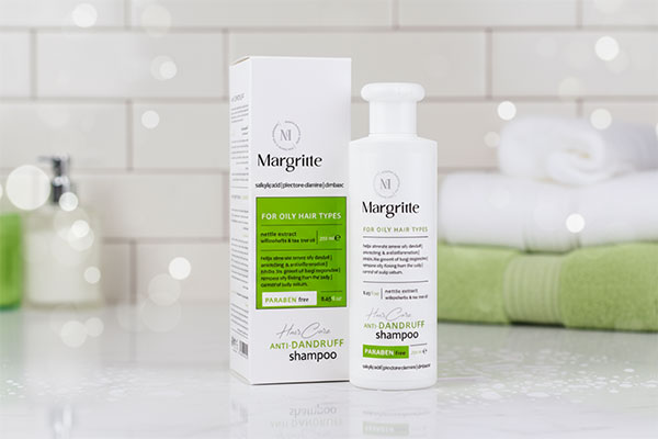 شامپو ضد شوره موهای چرب مارگریت روی پیشخوان حمام