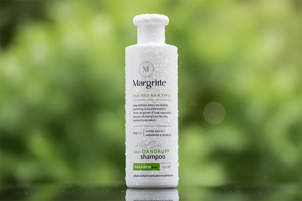 نمای نزدیک شامپو ضد شوره مخصوص موهای چرب مارگریت با قطرات آب
