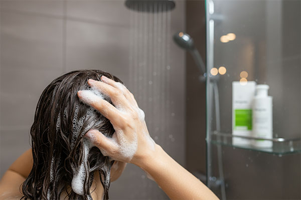 شستشوی مو با شامپو موهای چرب مارگریت