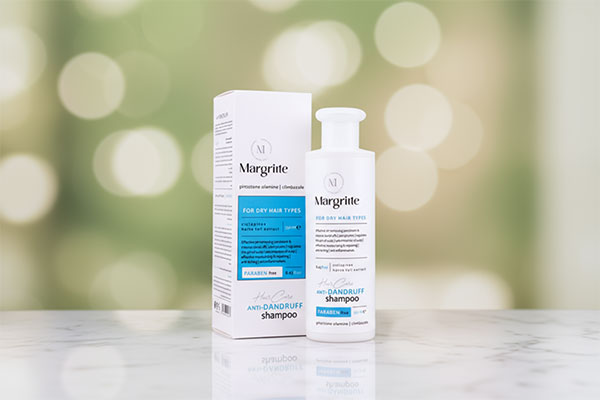 بطری شامپو ضد شوره مارگریت برای موی خشک روی پیشخوان حمام