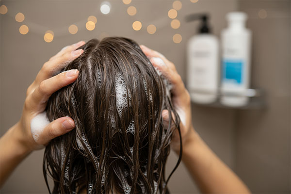 ماساژ موهای خیس با شامپو ضد شوره مارگریت برای موی خشک