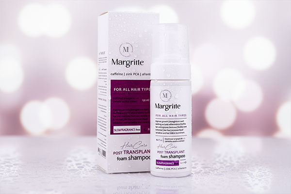 نمای نزدیک شامپو فوم پس از کاشت مو مارگریت با قطرات آب