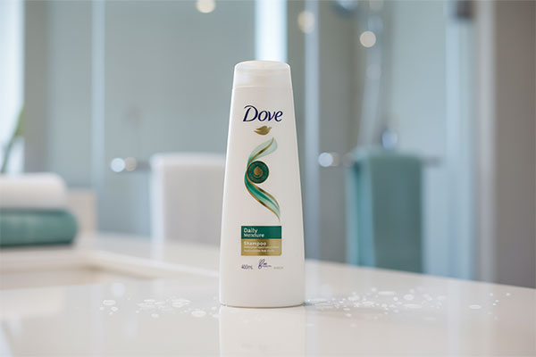 شامپو روزانه داو 400 میلی لیتری روی پیشخوان حمام