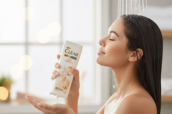 استفاده از شامپو ضد ریزش و ضد شوره بانوان کلیر برای موهای سالم