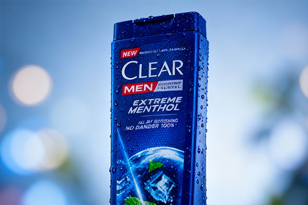 نمای نزدیک شامپو ضد شوره کلیر مردانه با قطرات آب