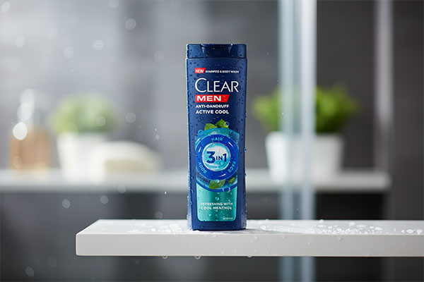 شامپو ضد شوره 3 در 1 مردانه کلیر روی قفسه حمام